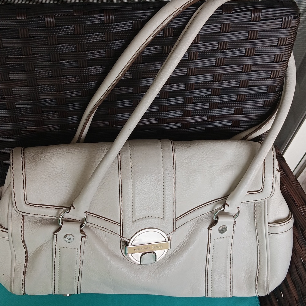 Michael Kors Creamy White Shoulder Bag with Silver Hardware. Preloved